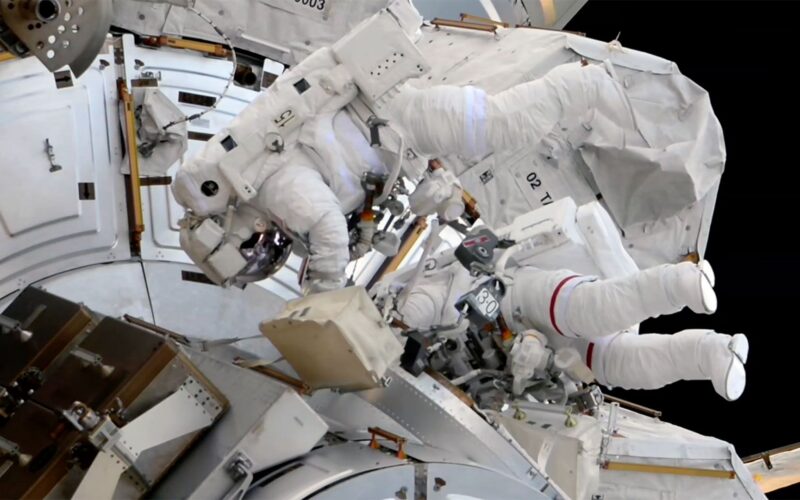Espacio: Cambian una cámara y una ayuda de acoplamiento en la ISS