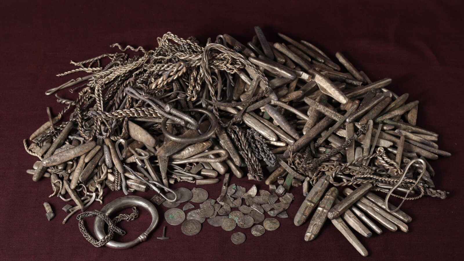 Arqueología: El mayor tesoro vikingo de plata de Dinamarca