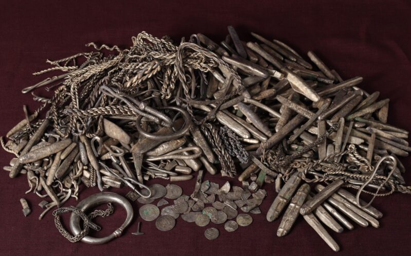 Arqueología: El mayor tesoro vikingo de plata de Dinamarca