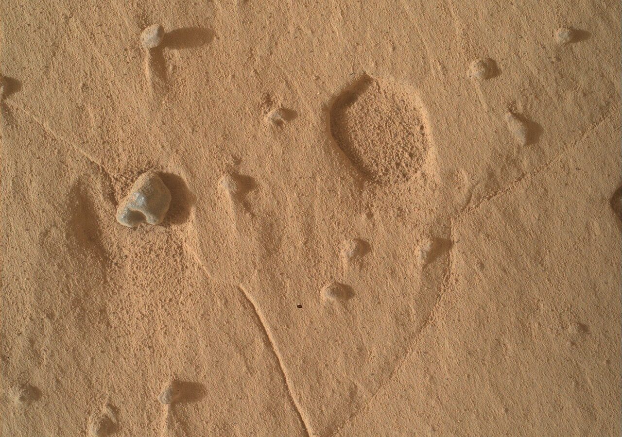 Espacio: Curiosity investiga pozos inusuales en Marte