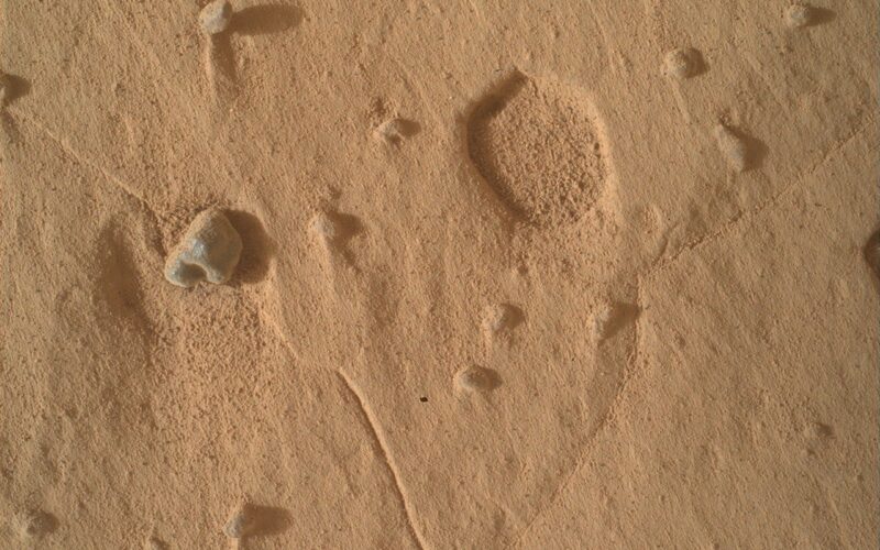 Espacio: Curiosity investiga pozos inusuales en Marte