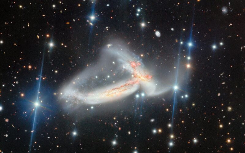 Espacio: Dos galaxias unidas en Pegaso