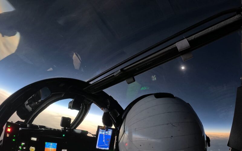 Espacio: Persiguen la sombra de la Luna desde el aire