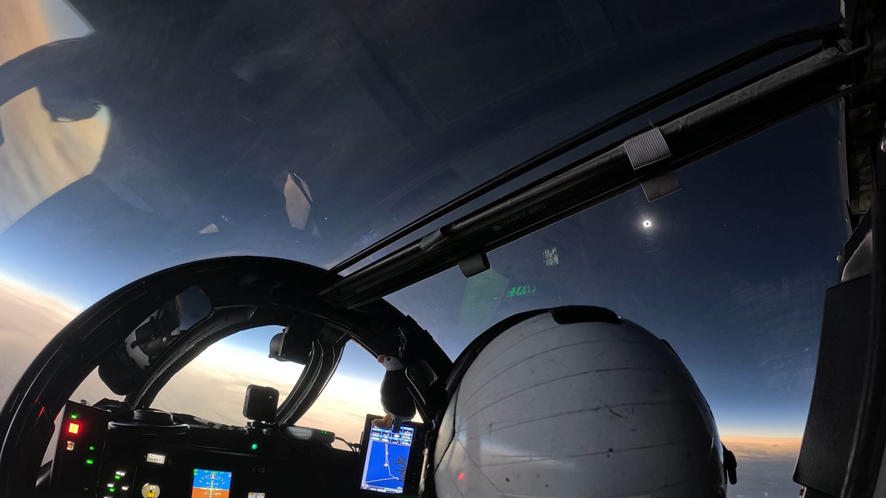 Espacio: Persiguen la sombra de la Luna desde el aire