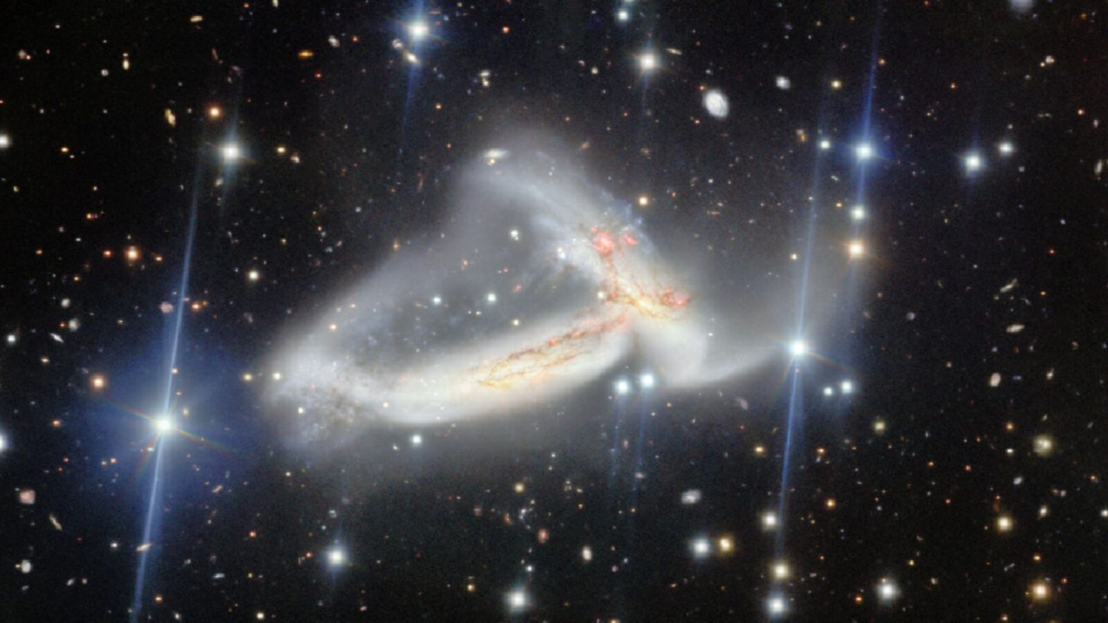 Espacio: Dos galaxias se unen a 200 millones de años luz
