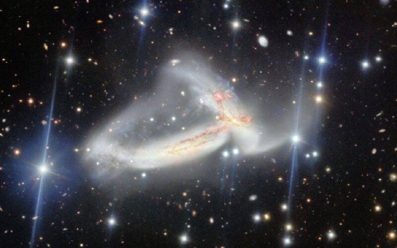 Espacio: Dos galaxias se unen a 200 millones de años luz
