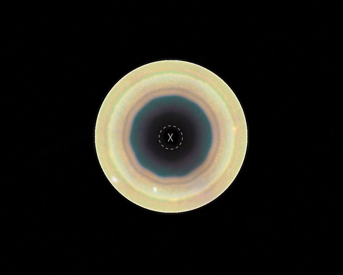 Espacio: Un decágono nuboso en Saturno