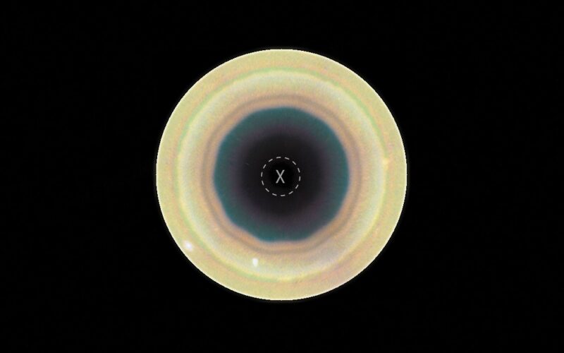 Espacio: Un decágono nuboso en Saturno