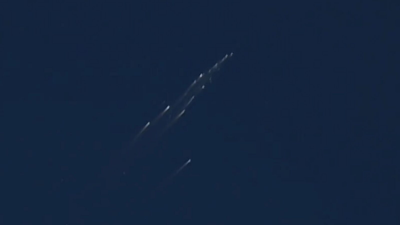 Espacio: Dos satélites ardieron bajo la mirada de un jet