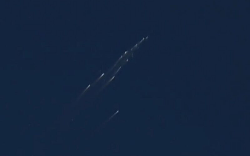 Espacio: Dos satélites ardieron bajo la mirada de un jet