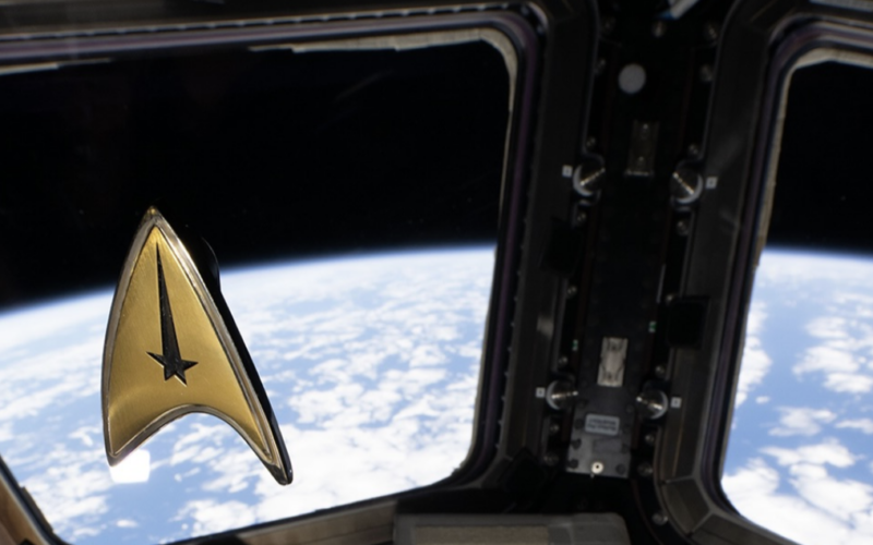 Espacio: una insignia de la Flota Estelar flota en la ISS