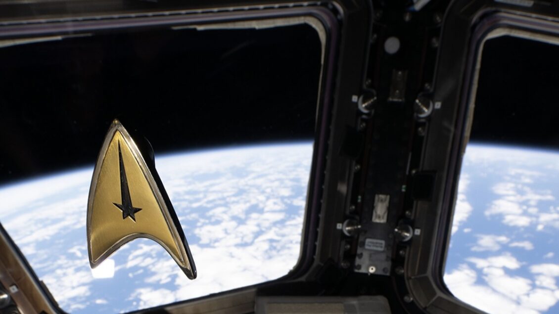 Espacio: una insignia de la Flota Estelar flota en la ISS