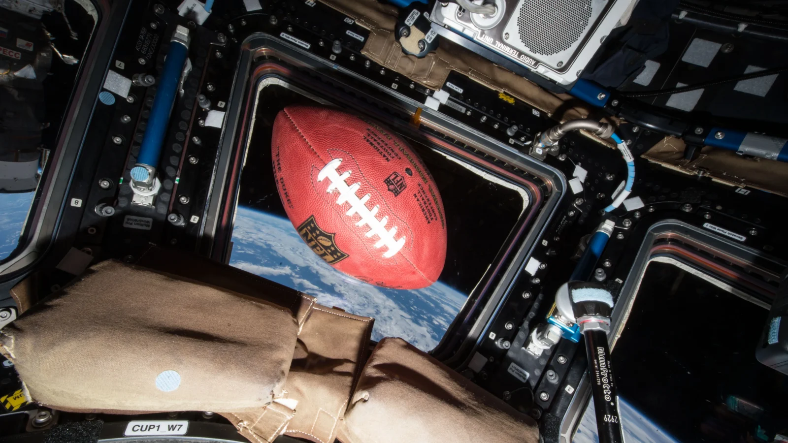 Espacio: la NASA se sube al campo de la NFL