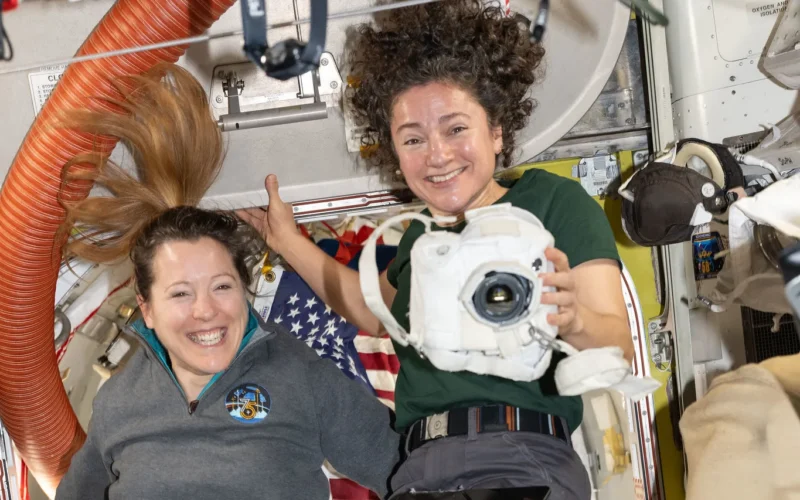 Espacio: la Expedición 75 estrena un microscopio en órbita