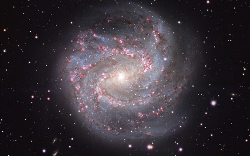 Espacio: M83, la galaxia de los mil rubíes