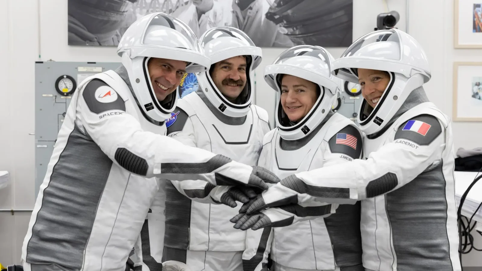 {«schema\_version»: 2, «status»: «success», «type»: «noticia», «series»: null, «content»: «🚀 Espacio: Crew-12 hablará de su regreso desde la estación\\n\\n🔬 Los cuatro tripulantes de la misión Crew-12, de la NASA y SpaceX, atenderán a los medios el miércoles 16 de septiembre a las 2:45 p.m. EDT desde la Estación Espacial Internacional. Jessica Meir y Jack Hathaway (NASA), Sophie Adenot (ESA) y Andrey Fedyaev (Roscosmos) explicarán cómo será su vuelta a la Tierra.\\n\\nLos cuatro llegaron al laboratorio orbital para sumarse a las expediciones 74 y 75. Durante su estancia participaron en cientos de experimentos, pensados para preparar viajes humanos más allá de la órbita baja terrestre y para aplicar lo aprendido aquí abajo.\\n\\nTres líneas de trabajo que cita la NASA: el estudio de bacterias que causan neumonía, con la mira puesta en mejorar tratamientos cardiovasculares; producir suero intravenoso a demanda, algo clave si una misión larga se queda sin reservas; y medir cómo ciertos rasgos físicos influyen en el flujo sanguíneo mientras el cuerpo vuela.\\n\\nEl regreso aún no tiene fecha pública. Crew-12 dejará la estación cuando llegue Crew-13, tras un breve traspaso de tareas. Antes de soltar amarras, los equipos de la misión revisarán el tiempo en las zonas de amerizaje frente a la costa de California.\\n\\n✅ Este aviso no trae un hallazgo nuevo: convoca una rueda de prensa y marca el cierre de una estancia. Su valor está en el contexto — más de 25 años de gente viviendo y trabajando sin interrupción a bordo, y un laboratorio que la NASA usa para entender los obstáculos del vuelo largo hacia la Luna, dentro del programa Artemis, y hacia Marte. Los medios que quieran participar deben avisar al centro Johnson de Houston antes de las 5 p.m. del martes 15 de septiembre.», «content\_full»: «», «threads»: \[\], «keywords»: \[«crew-12», «estación espacial internacional», «nasa», «spacex», «amerizaje», «artemis»\], «categories»: \[«space»\], «importance\_status»: «4», «source\_tier»: «T1», «hedging\_level»: «consenso», «disclaimer»: false, «refusal\_reason»: null, «wordpress»: {«meta\_description»: «Crew-12 de NASA y SpaceX hablará el 16 de septiembre desde la Estación Espacial Internacional sobre su regreso a la Tierra y los experimentos hechos.», «schema\_type»: «Article», «h2\_suggestions»: \[«Quiénes forman la tripulación de Crew-12», «Qué investigó la misión a bordo de la estación», «Cómo y cuándo será el regreso a la Tierra»\], «image\_alt»: «Tripulantes de Crew-12 flotando dentro de un módulo de la Estación Espacial Internacional durante una conexión con los medios.», «excerpt»: «Los cuatro tripulantes de Crew-12 atenderán a los medios desde la Estación Espacial Internacional para explicar cómo será su vuelta a la Tierra.», «image\_caption»: «La tripulación de Crew-12 a bordo de la Estación Espacial Internacional.»}}
