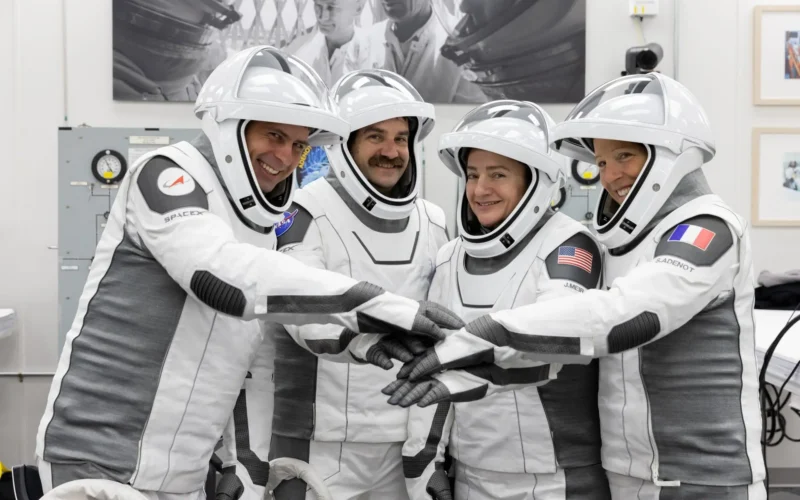 {“schema\_version”: 2, “status”: “success”, “type”: “noticia”, “series”: null, “content”: “🚀 Espacio: Crew-12 hablará de su regreso desde la estación\\n\\n🔬 Los cuatro tripulantes de la misión Crew-12, de la NASA y SpaceX, atenderán a los medios el miércoles 16 de septiembre a las 2:45 p.m. EDT desde la Estación Espacial Internacional. Jessica Meir y Jack Hathaway (NASA), Sophie Adenot (ESA) y Andrey Fedyaev (Roscosmos) explicarán cómo será su vuelta a la Tierra.\\n\\nLos cuatro llegaron al laboratorio orbital para sumarse a las expediciones 74 y 75. Durante su estancia participaron en cientos de experimentos, pensados para preparar viajes humanos más allá de la órbita baja terrestre y para aplicar lo aprendido aquí abajo.\\n\\nTres líneas de trabajo que cita la NASA: el estudio de bacterias que causan neumonía, con la mira puesta en mejorar tratamientos cardiovasculares; producir suero intravenoso a demanda, algo clave si una misión larga se queda sin reservas; y medir cómo ciertos rasgos físicos influyen en el flujo sanguíneo mientras el cuerpo vuela.\\n\\nEl regreso aún no tiene fecha pública. Crew-12 dejará la estación cuando llegue Crew-13, tras un breve traspaso de tareas. Antes de soltar amarras, los equipos de la misión revisarán el tiempo en las zonas de amerizaje frente a la costa de California.\\n\\n✅ Este aviso no trae un hallazgo nuevo: convoca una rueda de prensa y marca el cierre de una estancia. Su valor está en el contexto — más de 25 años de gente viviendo y trabajando sin interrupción a bordo, y un laboratorio que la NASA usa para entender los obstáculos del vuelo largo hacia la Luna, dentro del programa Artemis, y hacia Marte. Los medios que quieran participar deben avisar al centro Johnson de Houston antes de las 5 p.m. del martes 15 de septiembre.”, “content\_full”: “”, “threads”: \[\], “keywords”: \[“crew-12”, “estación espacial internacional”, “nasa”, “spacex”, “amerizaje”, “artemis”\], “categories”: \[“space”\], “importance\_status”: “4”, “source\_tier”: “T1”, “hedging\_level”: “consenso”, “disclaimer”: false, “refusal\_reason”: null, “wordpress”: {“meta\_description”: “Crew-12 de NASA y SpaceX hablará el 16 de septiembre desde la Estación Espacial Internacional sobre su regreso a la Tierra y los experimentos hechos.”, “schema\_type”: “Article”, “h2\_suggestions”: \[“Quiénes forman la tripulación de Crew-12”, “Qué investigó la misión a bordo de la estación”, “Cómo y cuándo será el regreso a la Tierra”\], “image\_alt”: “Tripulantes de Crew-12 flotando dentro de un módulo de la Estación Espacial Internacional durante una conexión con los medios.”, “excerpt”: “Los cuatro tripulantes de Crew-12 atenderán a los medios desde la Estación Espacial Internacional para explicar cómo será su vuelta a la Tierra.”, “image\_caption”: “La tripulación de Crew-12 a bordo de la Estación Espacial Internacional.”}}