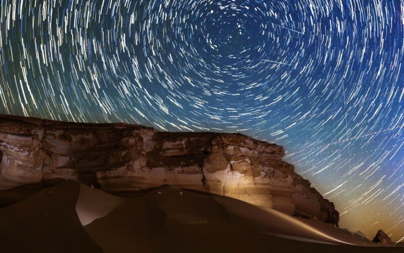 Espacio: Perseidas y estrellas dibujan el cielo egipcio