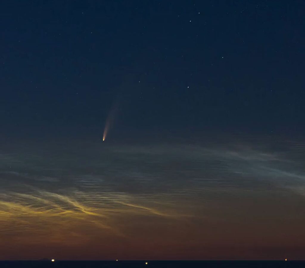 Espacio: NEOWISE asciende entre nubes sobre el Adriático