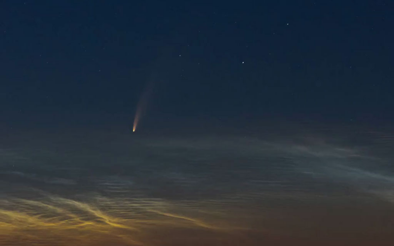 Espacio: NEOWISE asciende entre nubes sobre el Adriático