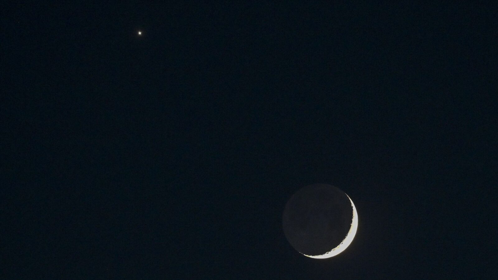 Espacio: Venus acompaña a la Luna creciente al atardecer