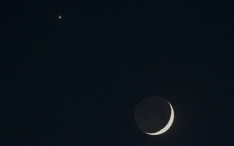 Espacio: Venus acompaña a la Luna creciente al atardecer