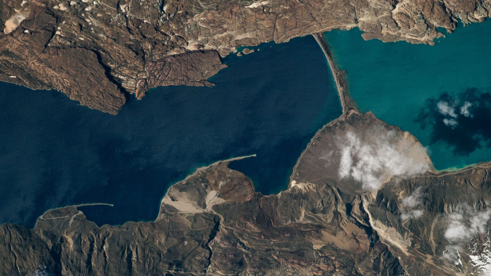 Tierra: Dos lagos de colores separados por sedimentos