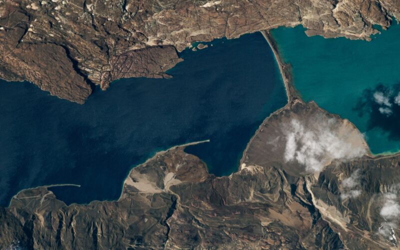 Tierra: Dos lagos de colores separados por sedimentos