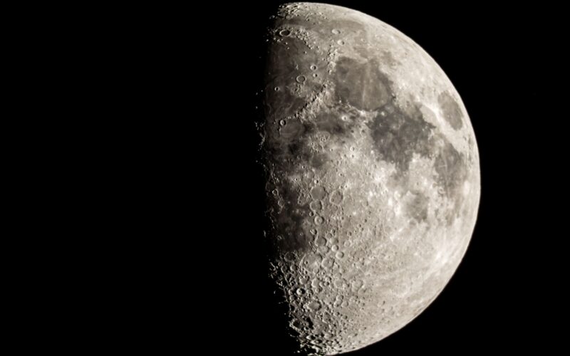 Espacio: Una noche para explorar la Luna juntos