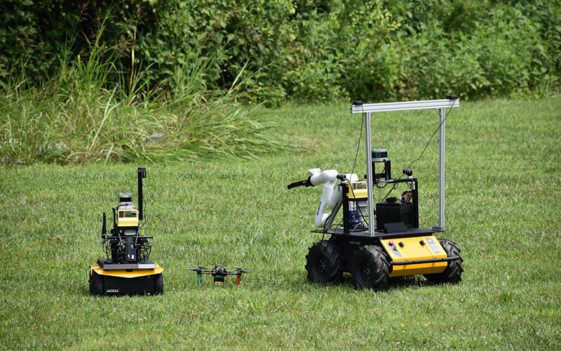 IA/Tech: Tres robots reparten tareas científicas con autonomía