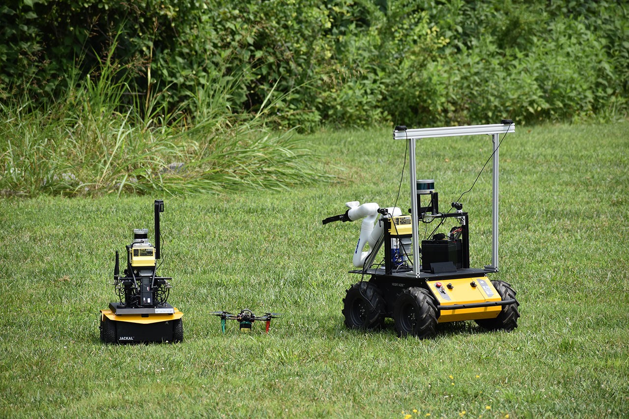 IA/Tech: Tres robots reparten tareas científicas con autonomía