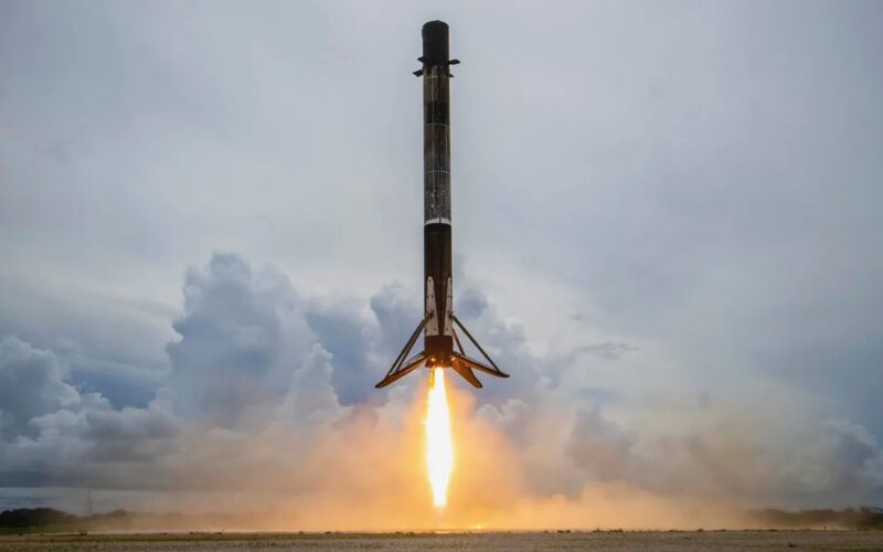 Espacio: El equipo del Falcon 9 recibe premio Armstrong