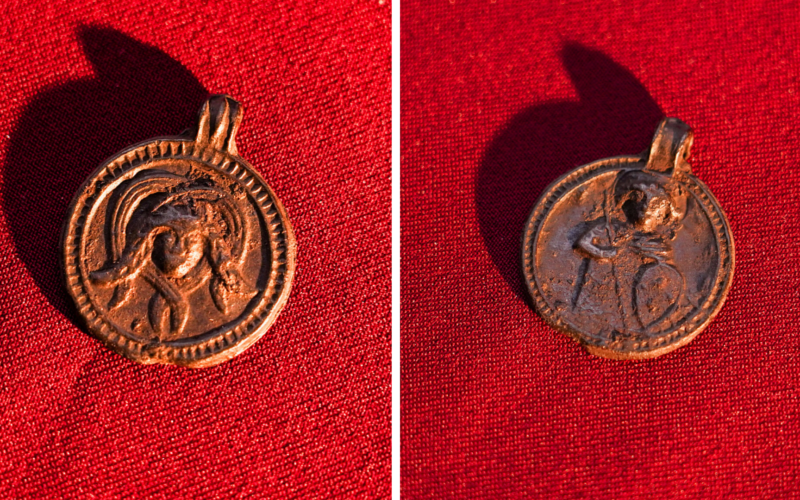 Arqueología: Un amuleto une un santo y serpientes