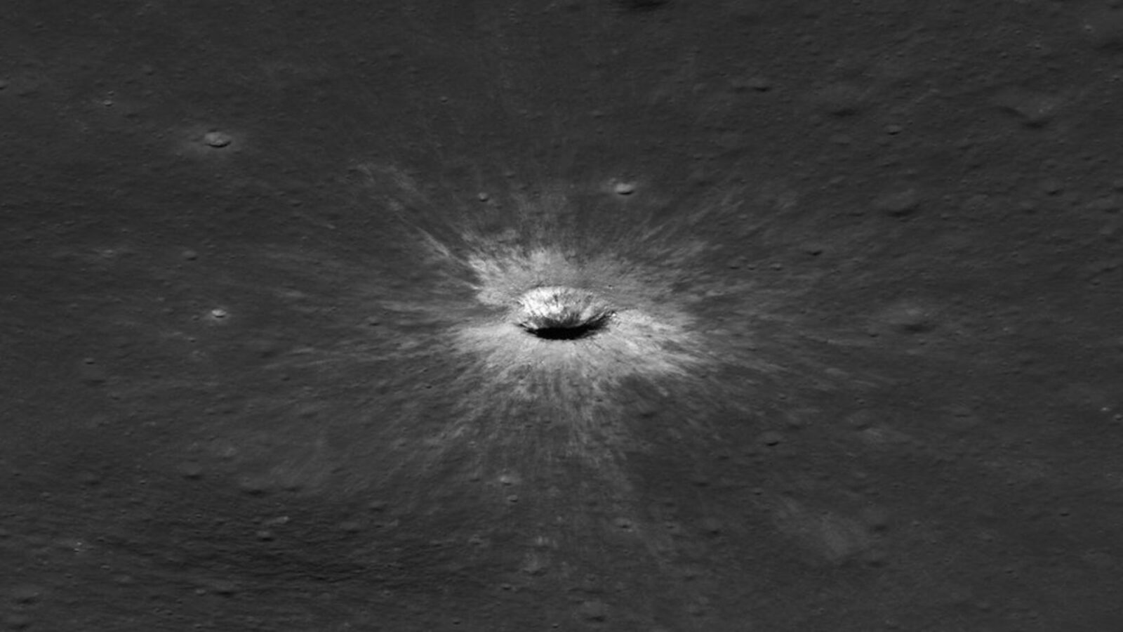 Espacio: Un cráter reciente revela cómo cambia la Luna