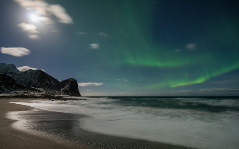 Espacio: el equinoccio ayuda a las auroras, la Luna las tapa