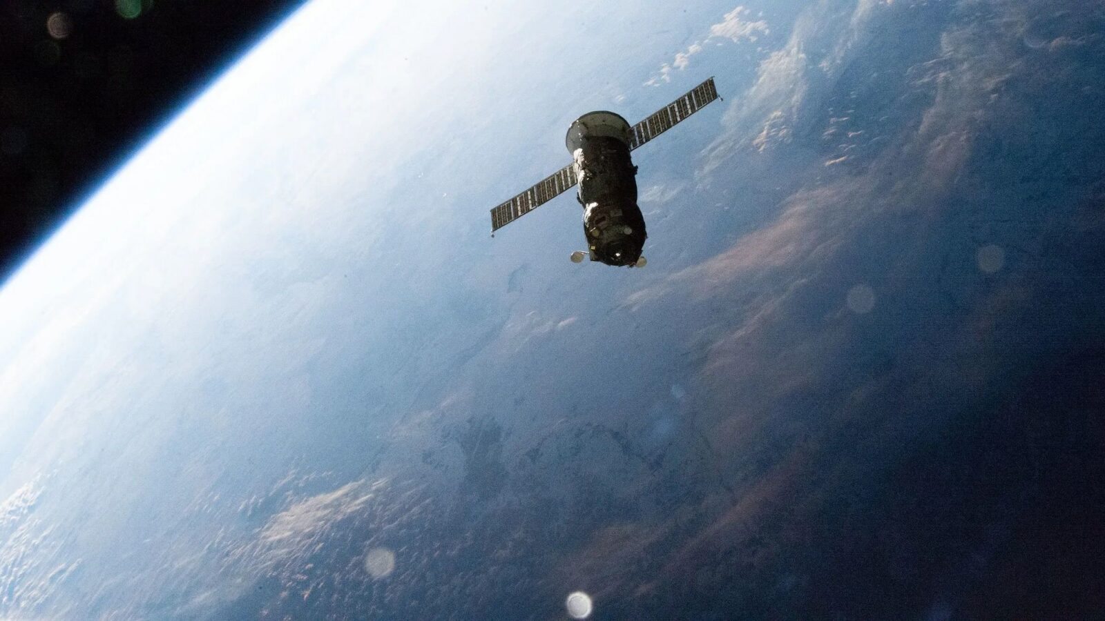 Espacio: la Progress 96 se acopla hoy a la ISS