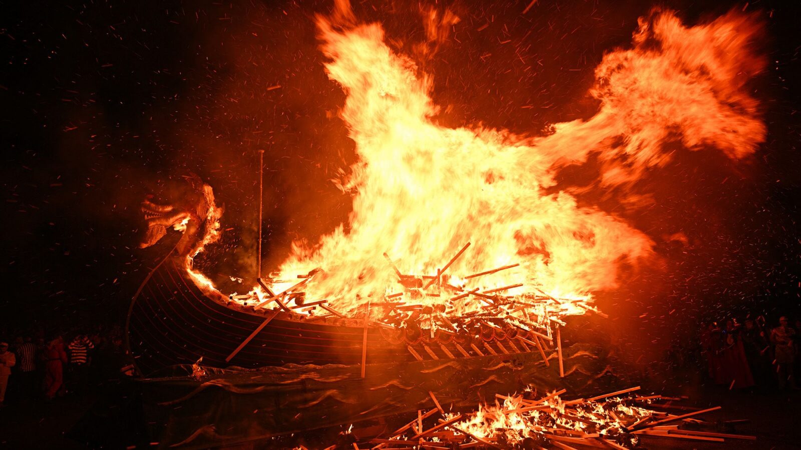 Arqueología: ¿Los vikingos incendiaban barcos funerarios con flechas?