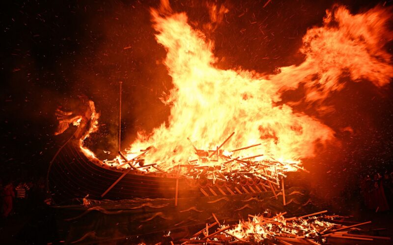 Arqueología: ¿Los vikingos incendiaban barcos funerarios con flechas?