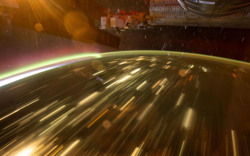 Espacio: La Tierra deja trazos bajo la ISS