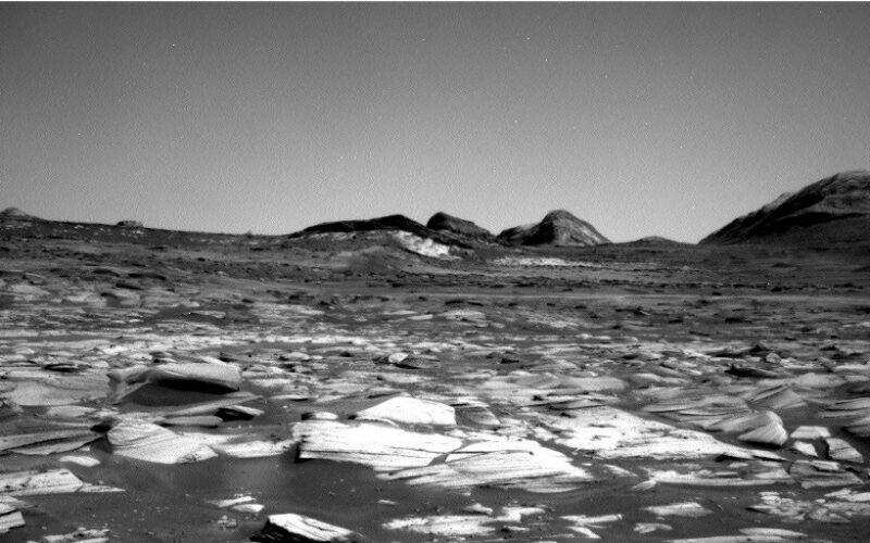 Espacio: Curiosity cruza un terreno de bandas en Marte