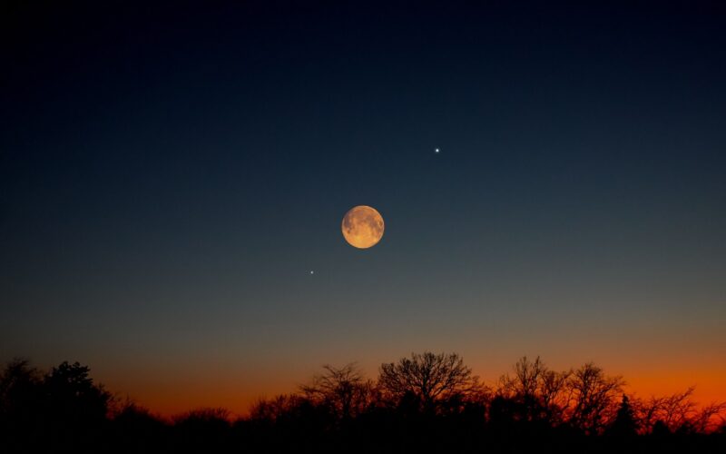 Espacio: La Luna llena te ayudará a encontrar Saturno