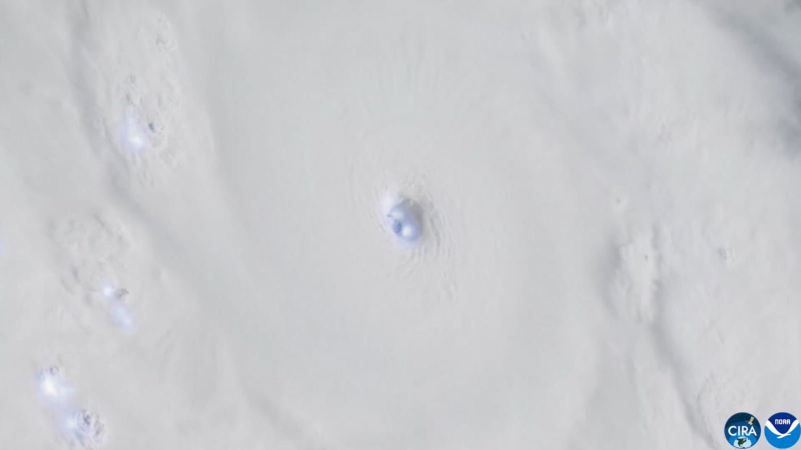 Clima: Rayos en el ojo del huracán Polo