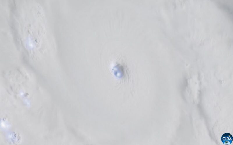 Clima: Rayos en el ojo del huracán Polo