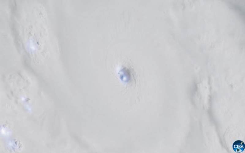 Clima: Rayos en el ojo del huracán Polo