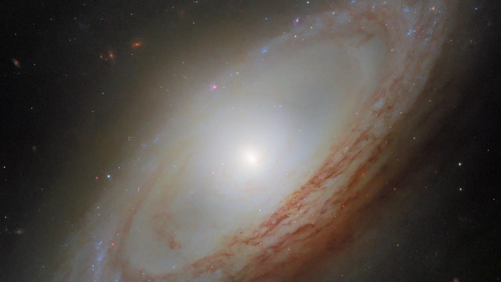 Espacio: Los brazos de esta galaxia esquivan su centro