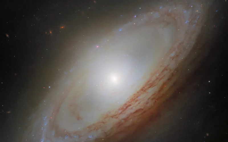 Espacio: Los brazos de esta galaxia esquivan su centro