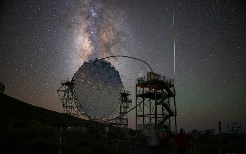 Espacio: Un meteoro reflejado junto a la Vía Láctea