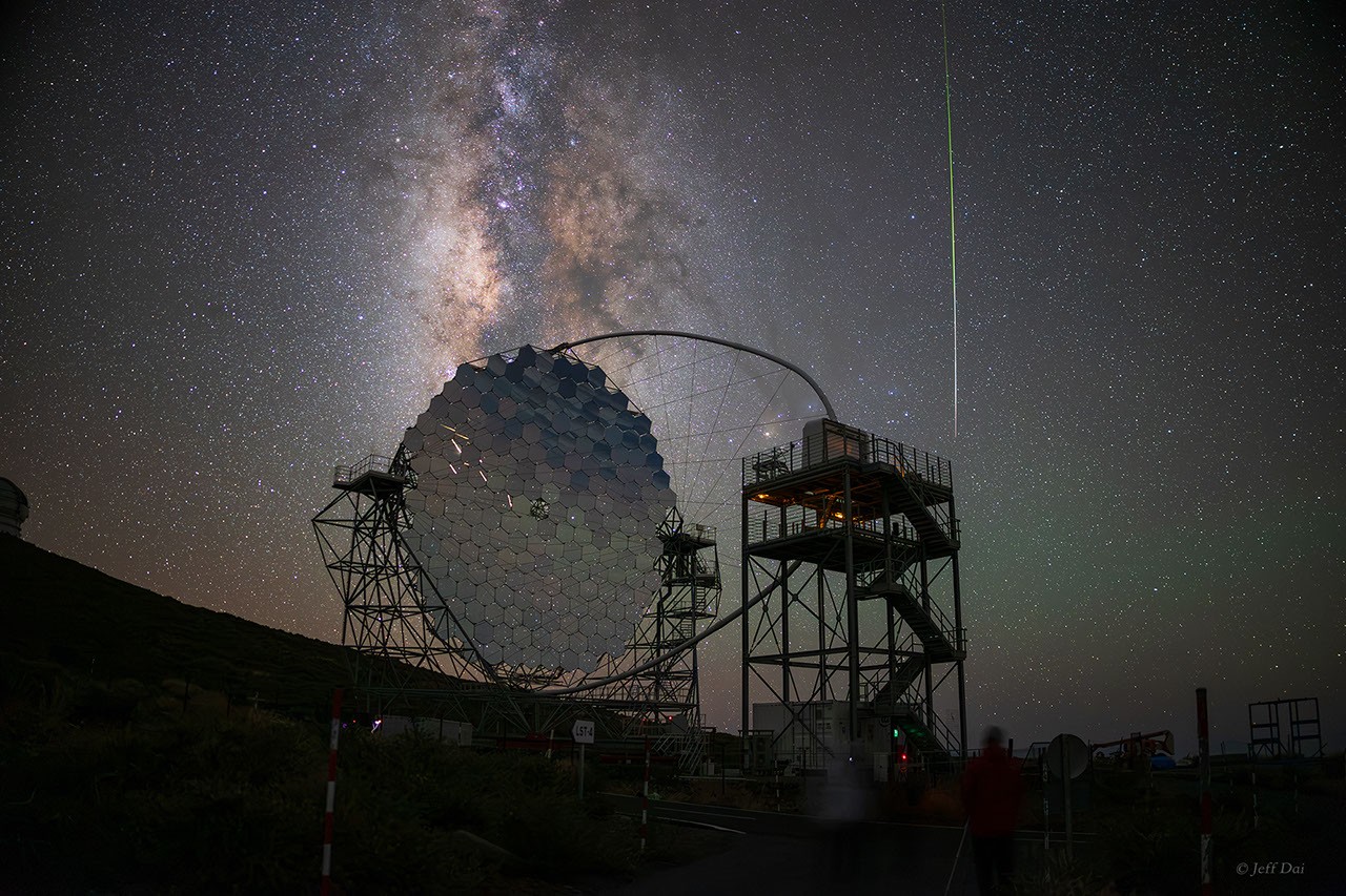 Espacio: Un meteoro reflejado junto a la Vía Láctea