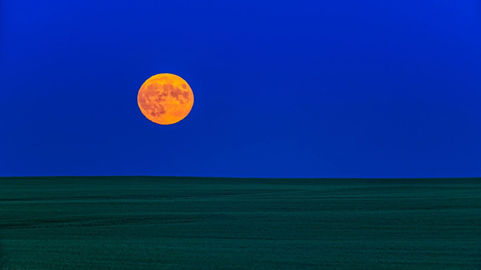 Espacio: La Luna de la Cosecha sale junto a Saturno