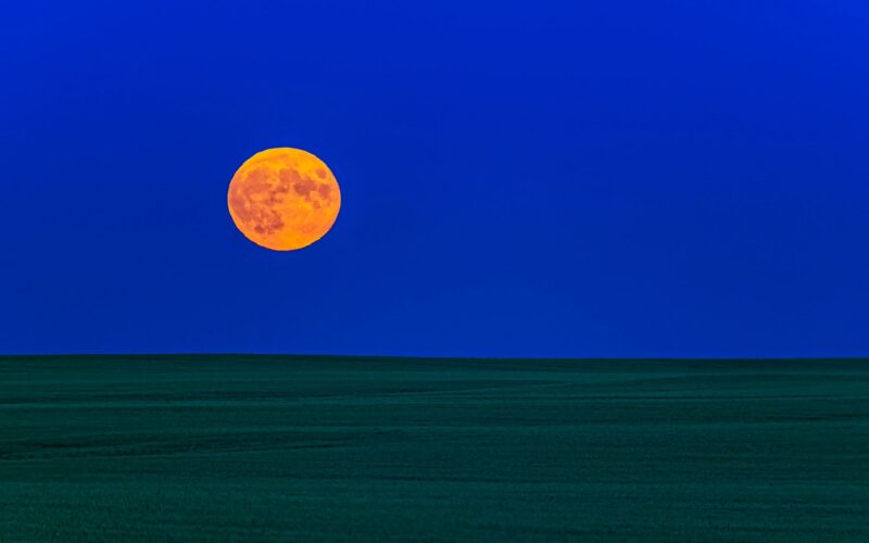 Espacio: La Luna de la Cosecha sale junto a Saturno